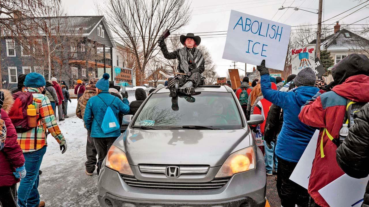 અમેરિકાના મિનેસોતામાં ટ્રમ્પ સરકાર સામે વિરોધ કરી રહેલા અમેરિકાવાસીઓ.