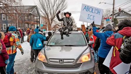 અમેરિકાના મિનેસોતામાં ટ્રમ્પ સરકાર સામે વિરોધ કરી રહેલા અમેરિકાવાસીઓ.
