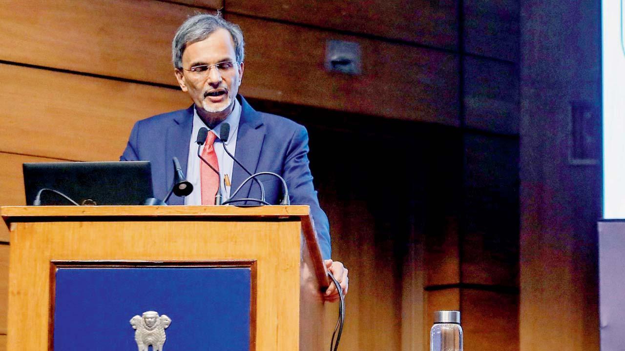 ભારત સરકારના ઇકૉનૉમિક ઍડ્વાઇઝર ડૉ. વી. અનંત નાગેશ્વરને ગઈ કાલે પત્રકાર-પરિષદમાં ઇકૉનૉમિક સર્વેની છણાવટ કરી હતી.