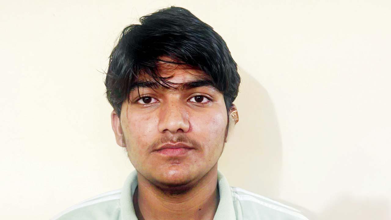 ફૈઝાન શકીલ સલમાની અને તેની પાસેથી મળી આવેલી પિસ્તોલ. 