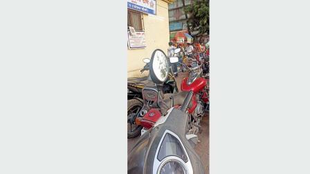 ભાંડુપ રેલવે-સ્ટેશન નજીક બેઠેલા ફેરિયાઓ. તેમણે ફરી રસ્તા પર કબજો જમાવી લીધો હોવાનો આરોપ સ્થાનિક નાગરિકોએ કર્યો છે.