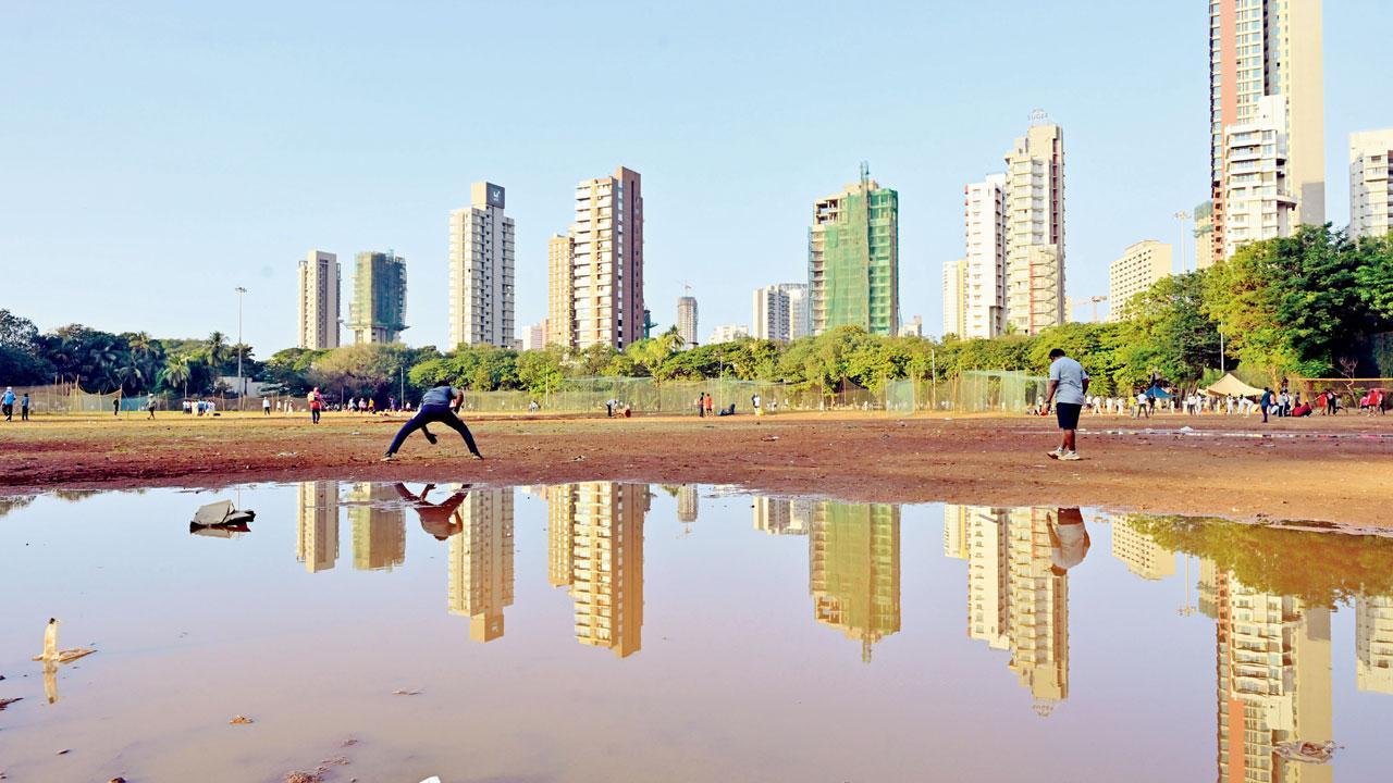 ગઈ કાલે પડેલા વરસાદને લીધે શિવાજી પાર્કમાં પાણીનું ખાબોચિયું ભરાઈ ગયું હતું. તસવીર : શાદાબ ખાન.