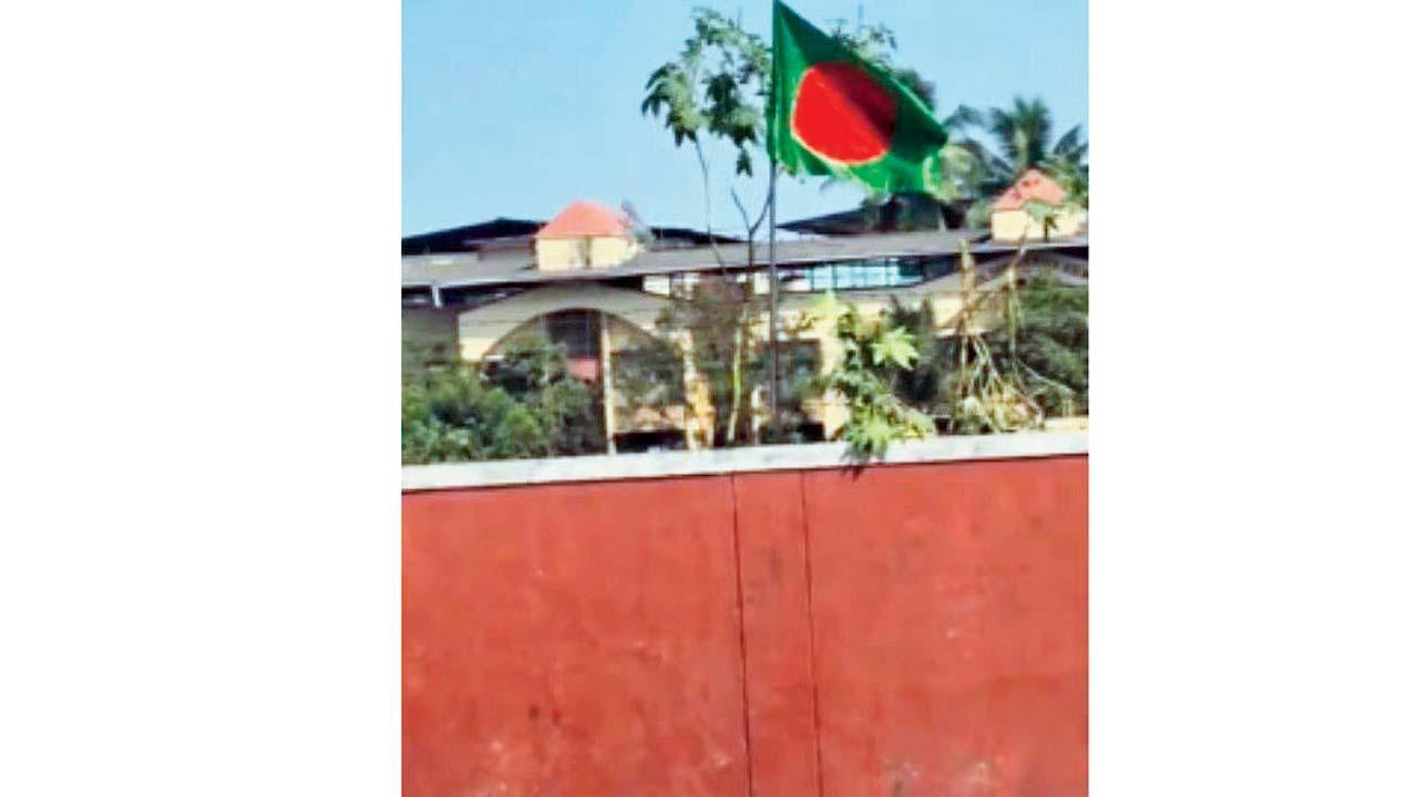નાલાસોપારાની સ્કૂલ પર લહેરાતો બંગલાદેશનો ધ્વજ.