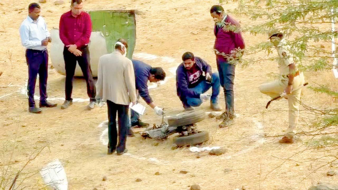 ગઈ કાલે ડિરેક્ટરેટ જનરલ ઑફ સિવિલ એવિયેશન અને ફૉરેન્સિક ડિપાર્ટમેન્ટના અધિકારીઓએ બારામતીમાં ક્રૅશ-સાઇટ પર જઈને તપાસ શરૂ કરી હતી.