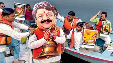 બેજવાબદારીભર્યાં નિવેદન માટે કૈલાશ વિજયવર્ગીયના કટઆઉટને કૉન્ગ્રેસના કાર્યકર્તાઓએ ગંદા પાણીમાં બોળ્યું હતું