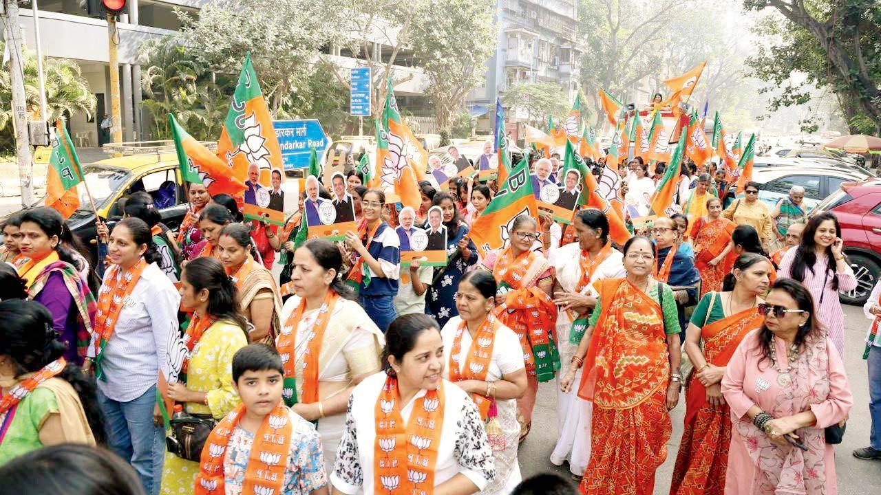 રવિવારની રૅલીમાં BJPના સ્થાનિક વિધાનસભ્ય કૅપ્ટન આર. તામિલ સેલવાન, અનેક સમાજસંસ્થાના આગેવાનો અને જુસ્સાભેર કલ્પેશા કોઠારી સાથે વિવિધ સમાજની મહિલાઓ તેમ જ સિનિયર સિટિઝનો.