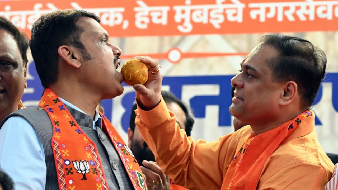 ભાજપે જીતની ઉજવણી કરી (સૌજન્ય: મિડ-ડે)