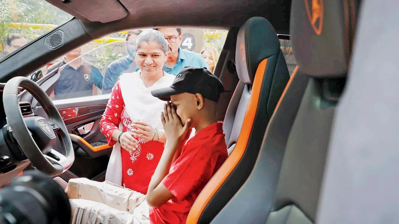 લમ્બોર્ગિનીમાં બેઠેલો ખુશખુશાલ બાળક