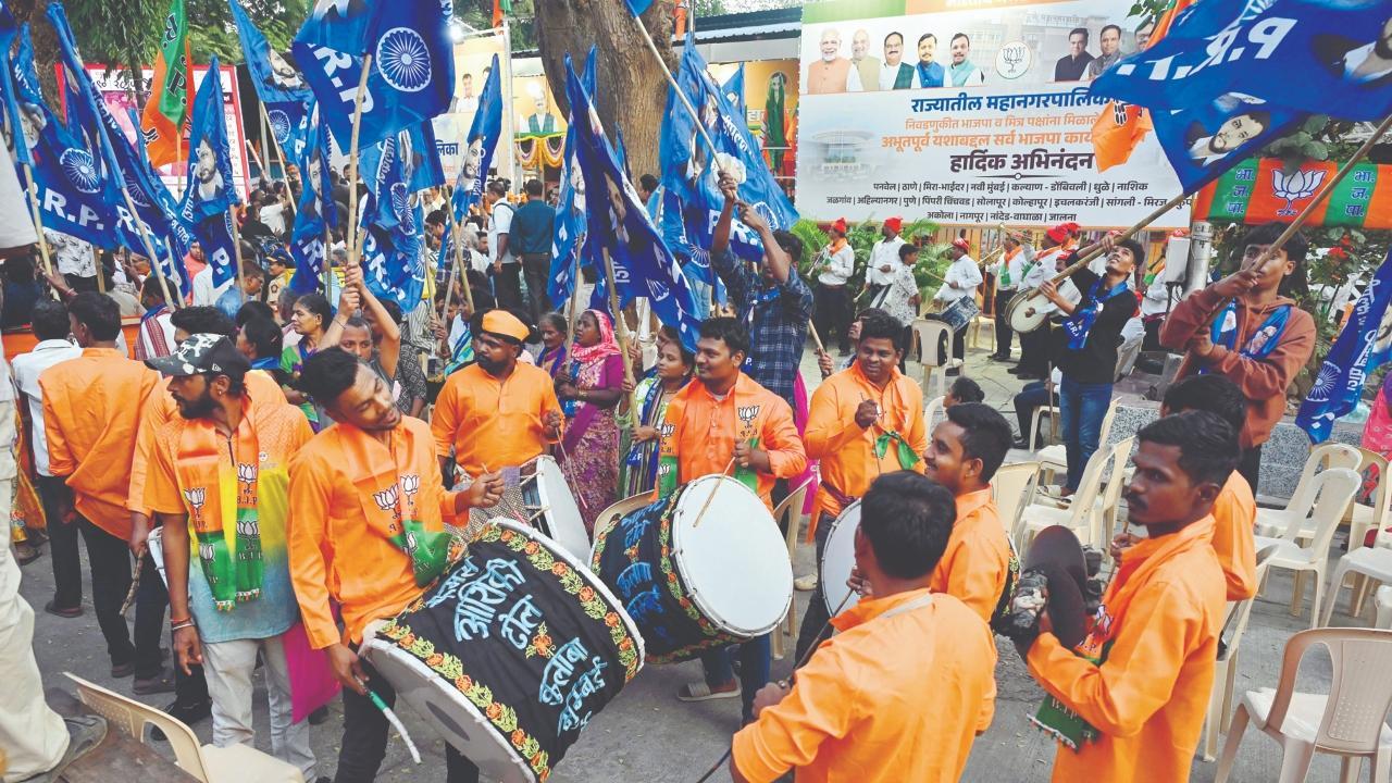 ગઈ કાલે મંુબઈમાં BJPના હેડક્વૉર્ટરની બહાર ઉજવણી