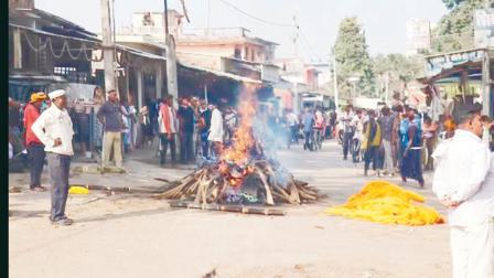 રસ્તા વચ્ચે જ લાશ મૂકી દીધી અને લાકડાં લાવીને ચિતા ગોઠવી દીધી હતી
