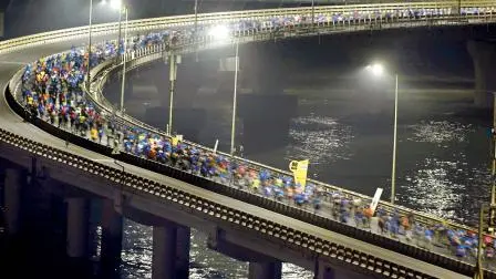 બાંદરા-વરલી સી-લિન્ક પરથી મૅરથૉનમાં દોડતા મુંબઈગરા.