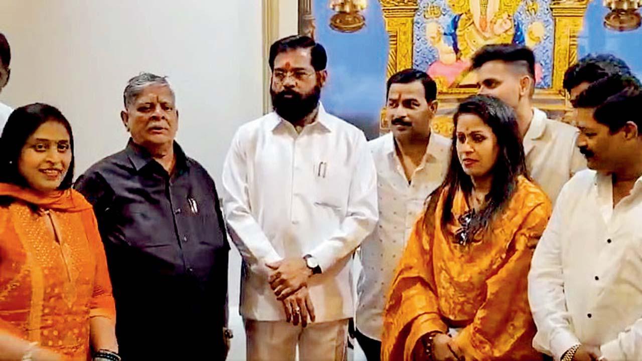 શિવસેનાના વિધાનસભ્ય તરીકે ચૂંટાઈ આવેલા દગડુ સકપાળ ગઈ કાલે એકનાથ શિંદેની શિવસેનામાં જોડાઈ ગયા હતા.