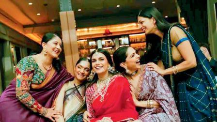 તેણે પોતાનો લુક ચોકર અને મોટા ઇઅરરિંગ્સ સાથે કમ્પ્લીટ કર્યો છે અને વાળને સ્લીક બનમાં બાંધી રાખ્યા છે.