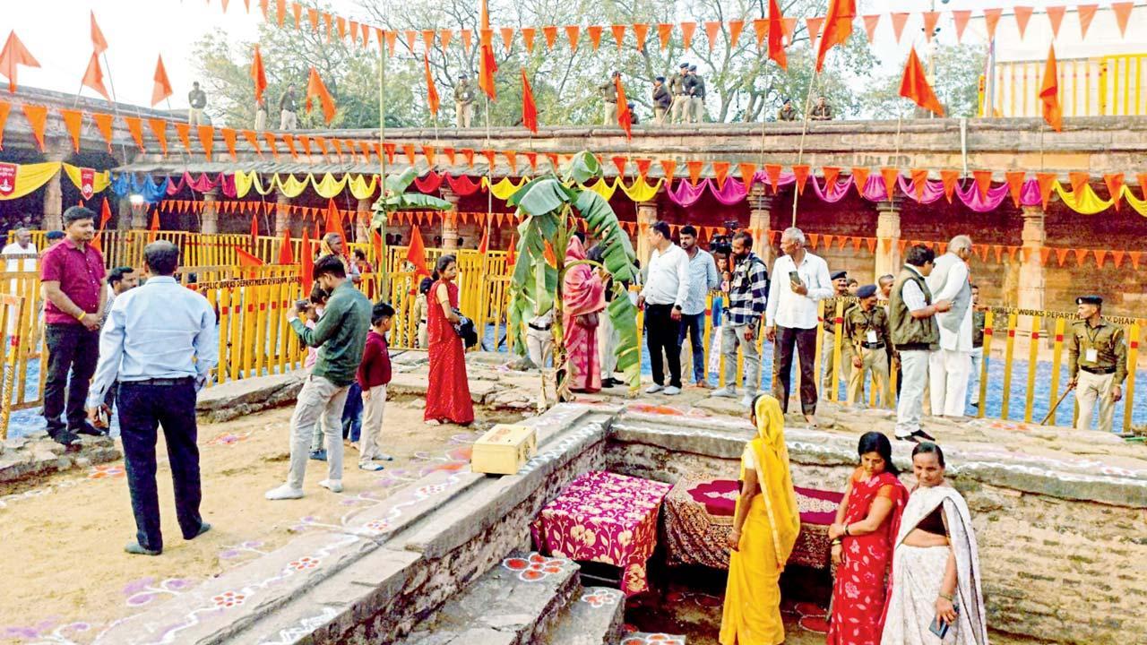 ગઈ કાલે મધ્ય પ્રદેશના ધારમાં આવેલા વાદગ્રસ્ત ભોજશાલા કૉમ્પ્લેક્સમાં સરસ્વતીપૂજાની તૈયારી કરતા હિન્દુઓ.