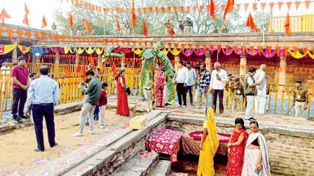 ગઈ કાલે મધ્ય પ્રદેશના ધારમાં આવેલા વાદગ્રસ્ત ભોજશાલા કૉમ્પ્લેક્સમાં સરસ્વતીપૂજાની તૈયારી કરતા હિન્દુઓ.