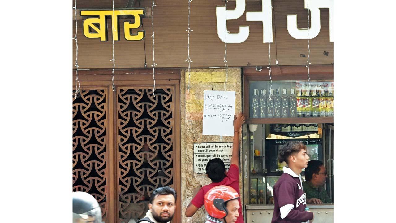 બોરીવલી-ઈસ્ટના એમ. જી. રોડ પર આવેલી એક વાઇન શૉપમાં લગાવેલી ડ્રાય ડેની સૂચના. 
