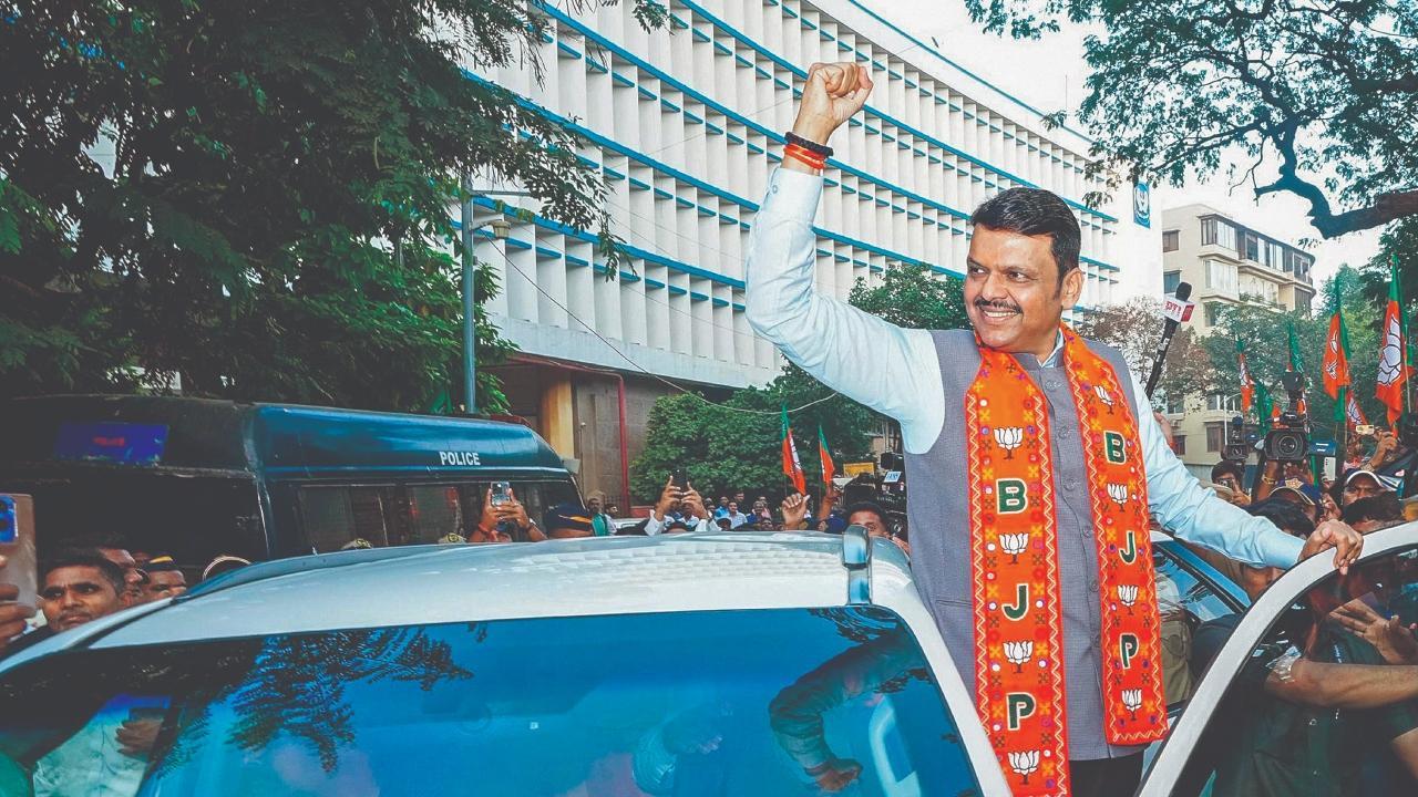 ગઈ કાલે BJPના હેડક્વૉર્ટરની બહાર ઉજવણી કરતા કાર્યકરો અને તેમનું અભિવાદન ઝીલતા દેવેન્દ્ર ફડણવીસ