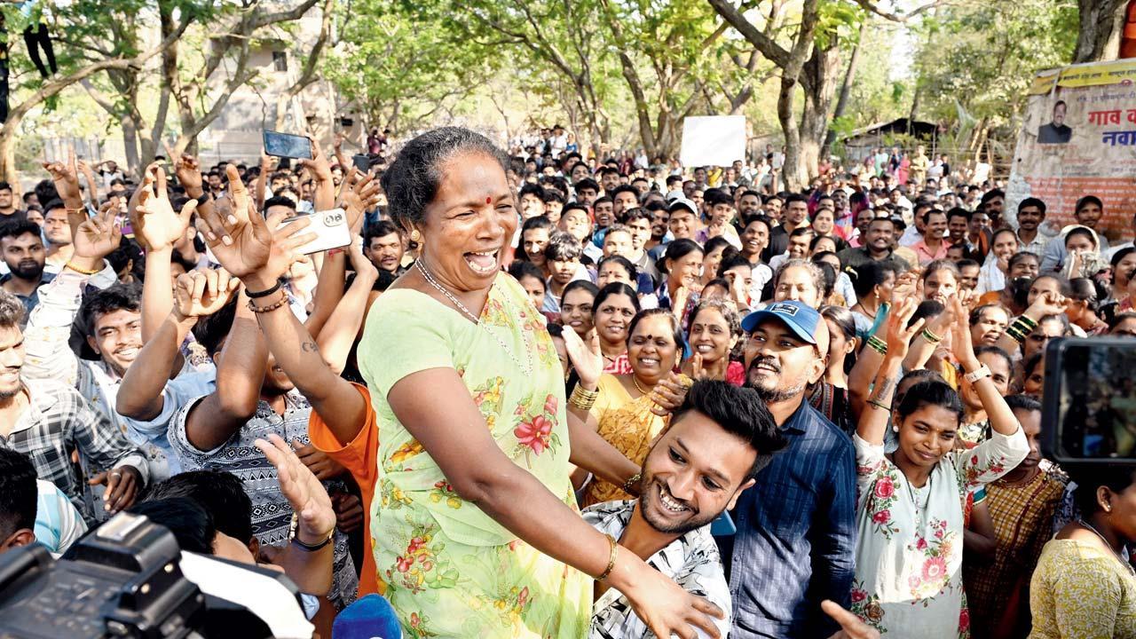 વનખાતાના પ્રધાન ગણેશ નાઈકે ડિમોલિશનની કાર્યવાહી પર સ્ટે મૂકતાં આંદોલન કરી રહેલા આદિવાસીઓએ તેમના નિર્ણયને વધાવી લીધો હતો અને તેમના મોઢા પર આનંદ છવાઈ ગયો હતો. એ પછી તેમણે ઉજવણી કરી હતી.