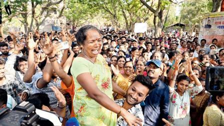 વનખાતાના પ્રધાન ગણેશ નાઈકે ડિમોલિશનની કાર્યવાહી પર સ્ટે મૂકતાં આંદોલન કરી રહેલા આદિવાસીઓએ તેમના નિર્ણયને વધાવી લીધો હતો અને તેમના મોઢા પર આનંદ છવાઈ ગયો હતો. એ પછી તેમણે ઉજવણી કરી હતી.