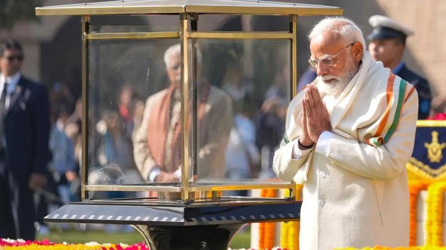 વડા પ્રધાન નરેન્દ્ર મોદીએ શુક્રવારે રાષ્ટ્રપિતાની પુણ્યતિથિના સ્મરણાર્થે શહીદ દિવસ પર નવી દિલ્હીના રાજઘાટ ખાતે મહાત્મા ગાંધીને શ્રદ્ધાંજલિ આપી. (તસવીર: મિડ-ડે)