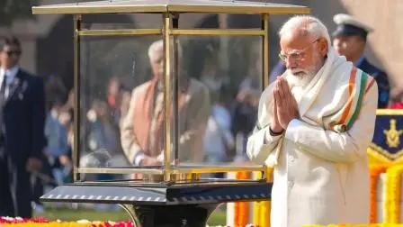 વડા પ્રધાન નરેન્દ્ર મોદીએ શુક્રવારે રાષ્ટ્રપિતાની પુણ્યતિથિના સ્મરણાર્થે શહીદ દિવસ પર નવી દિલ્હીના રાજઘાટ ખાતે મહાત્મા ગાંધીને શ્રદ્ધાંજલિ આપી. (તસવીર: મિડ-ડે)