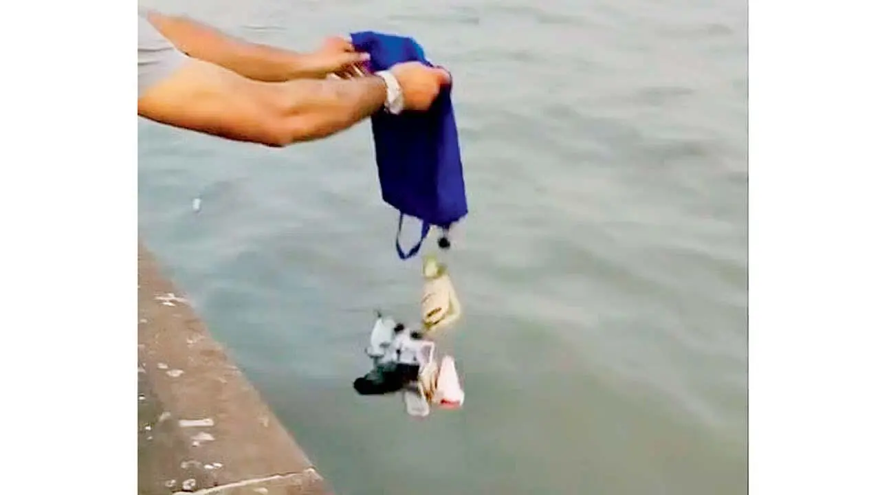 નાની દીકરી સાથે આવીને એક વ્યક્તિએ દરિયામાં કચરાની થેલી ઠાલવી હતી.