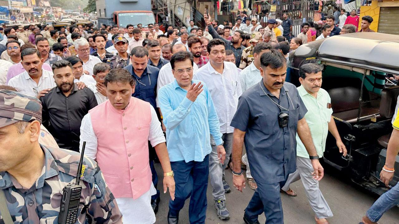 કિરીટ સોમૈયા ઘાટકોપર સ્ટેશનની બહાર