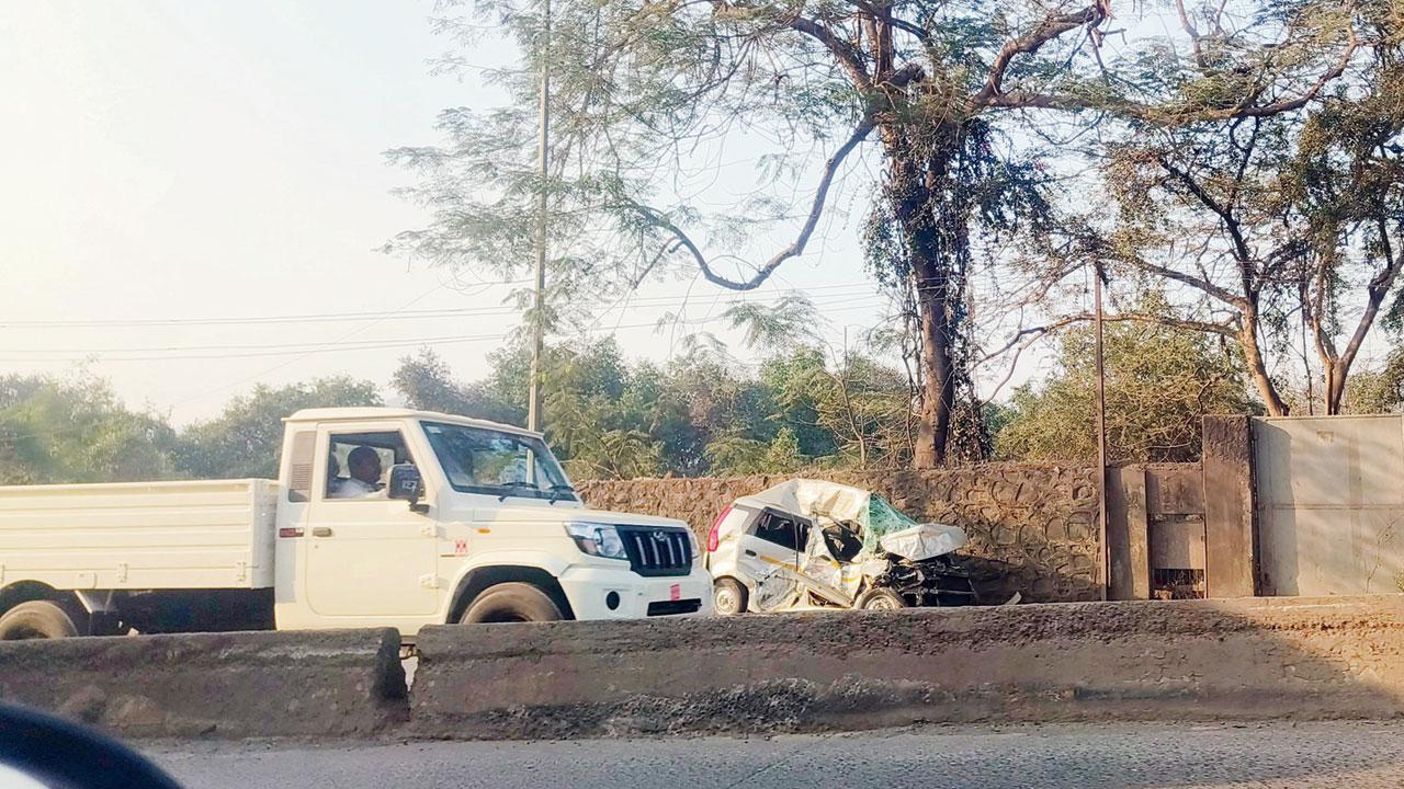  ટ્રક સાથે અથડાનારી પહેલી કાર. કારમાં બેઠેલા કાશીમીરાના રહેવાસીને માથામાં અને પીઠમાં ભારે ઈજા થઈ હતી.