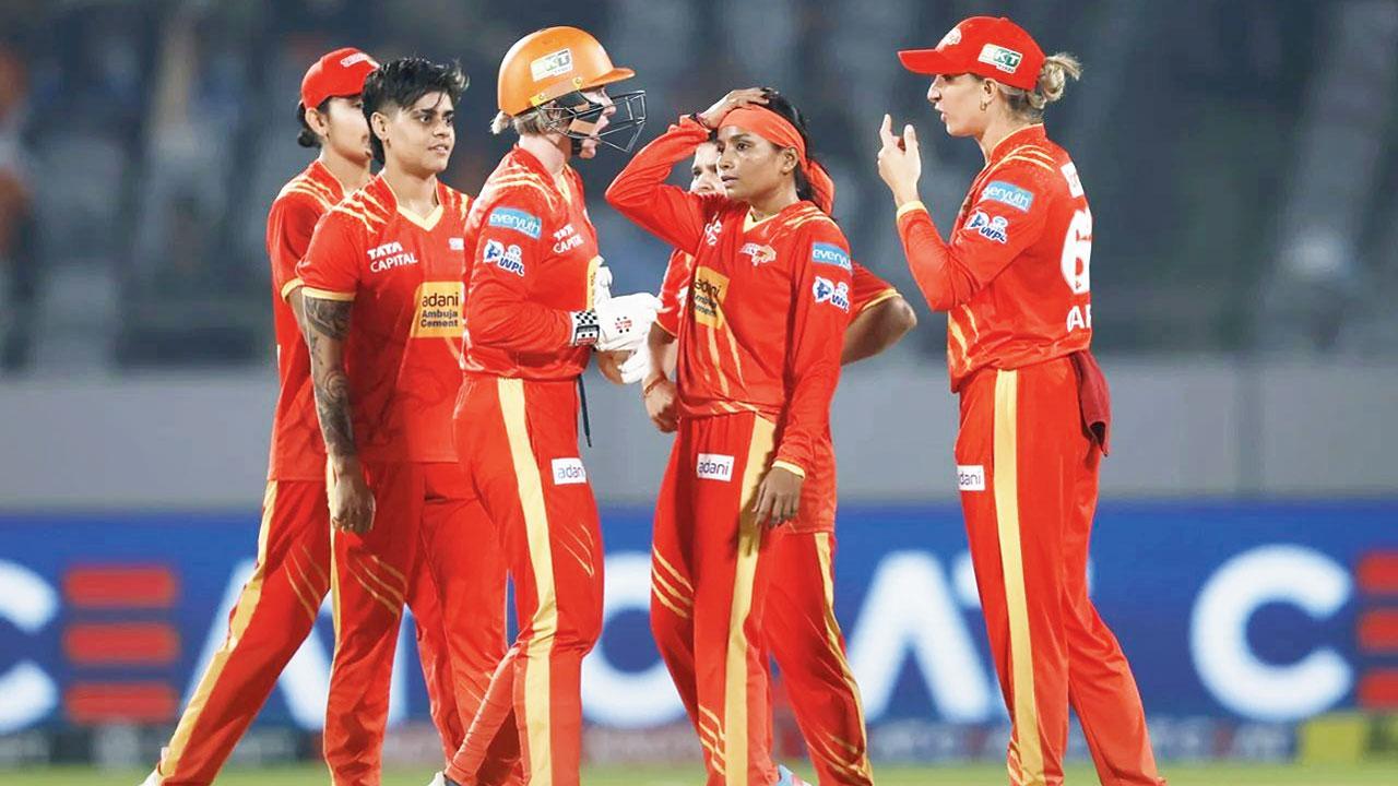 ગુજરાતની રાજેશ્વરી ગાયકવાડે શાનદાર બોલિંગ કરીને માત્ર ૧૬ રન આપીને યુપીની ૩ મહત્ત્વપૂર્ણ વિકેટ લીધી હતી.