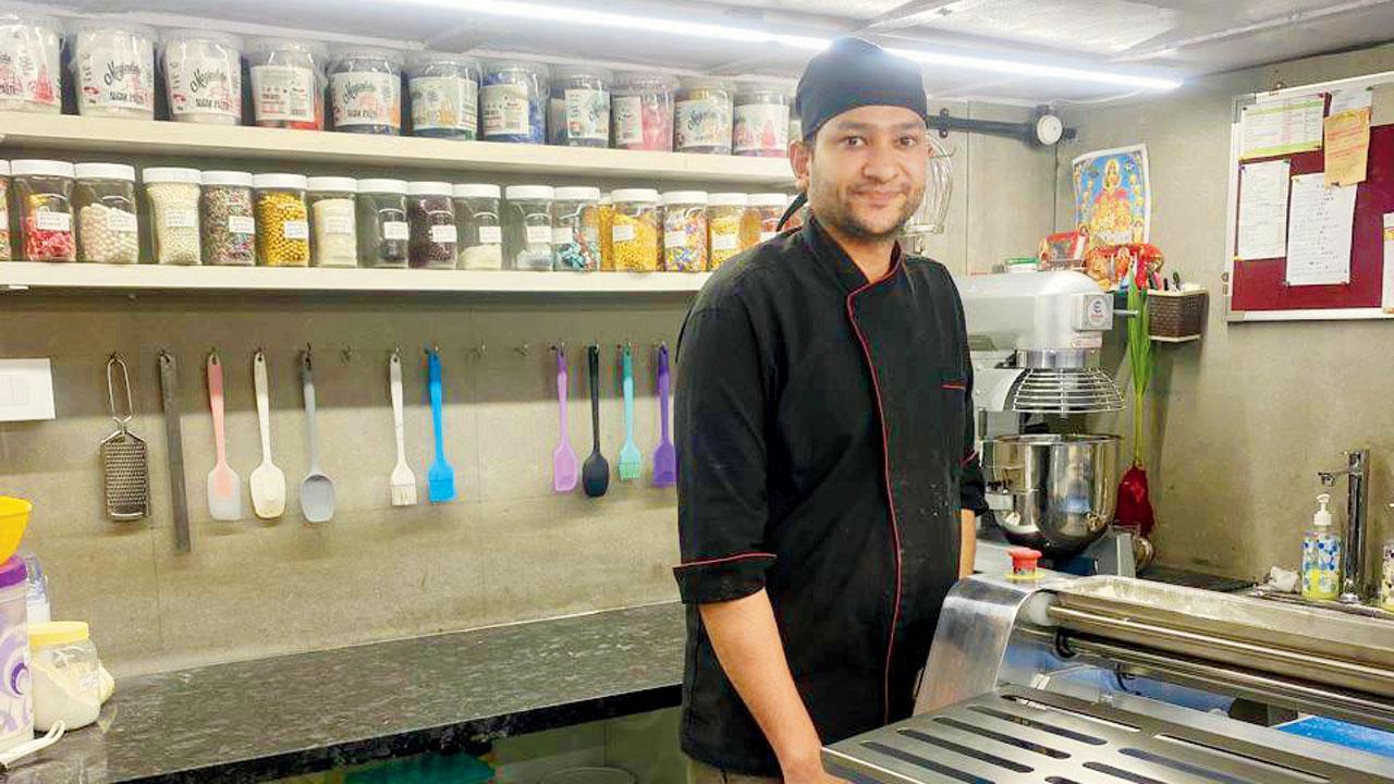 ફૅક્ટરીમાં હર્ષદ પોતે જ ડિઝર્ટ્‍સ અને કેક બનાવે છે