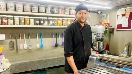 ફૅક્ટરીમાં હર્ષદ પોતે જ ડિઝર્ટ્‍સ અને કેક બનાવે છે