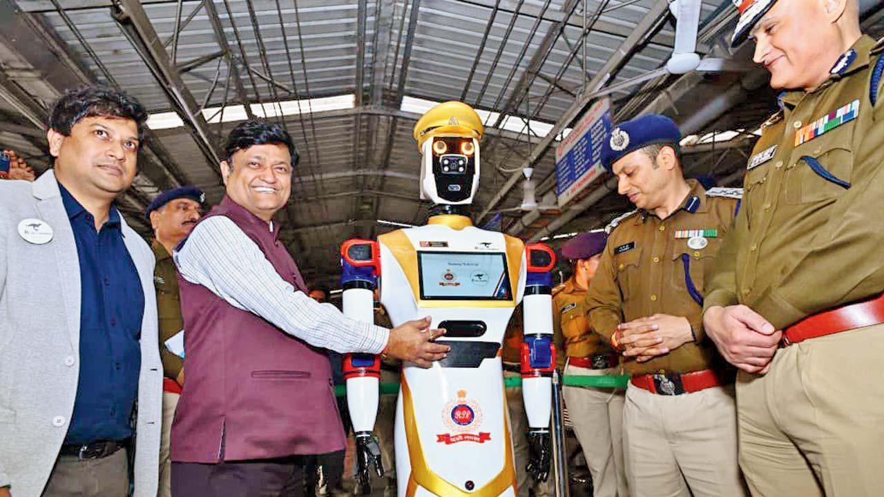  રેલવે પોલીસ ફોર્સ (RPF)ના આધુનિકીકરણ અને ડિજિટલ પરિવર્તન પહેલના ભાગરૂપે હ્યુમનૉઇડ રોબો ASC ARJUN તહેનાત કરવામાં આવ્યો છે. 