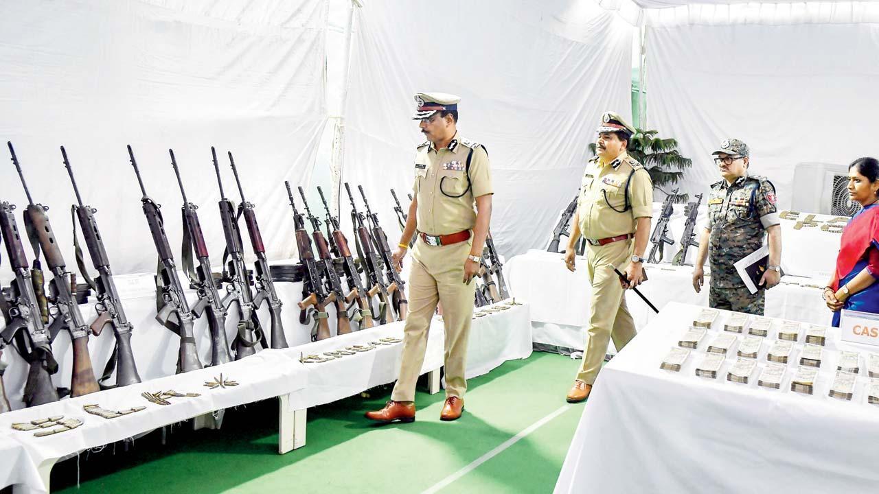 હૈદરાબાદમાં નક્સલવાદીઓના કમાન્ડર બારસે દેવા અને તેના સાથીઓએ આત્મસમર્પણ કર્યું એ પછી જપ્ત કરેલાં હથિયારો અને રોકડ રકમ.