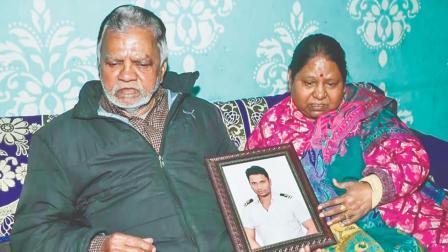 ઈરાનના દરિયામાં બંધક બનેલા ભારતીય નાવિક કેતન મહેતાની તસવીર સાથે માતાપિતા