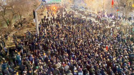 ઈરાનના તેહરાનમાં ગઈ કાલે સેંકડો લોકો સરકાર સામે વિરોધ કરવા રસ્તા પર ઊતરી આવ્યા હતા