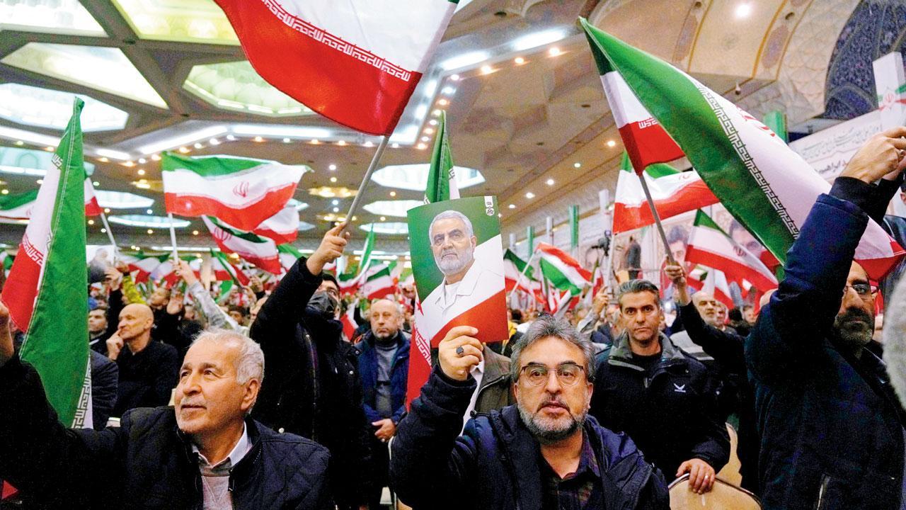 સ્થાનિકોએ ઈરાનના ધ્વજને લઈને વિરોધ-પ્રદર્શન કર્યું હતું