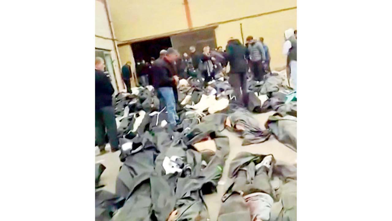 ઈરાનમાં પ્રદર્શન દરમ્યાન માર્યા ગયેલા પ્રદર્શનકારીઓનાં શબ કાળાં કપડાંમાં લપેટાઈને પડેલાં જોઈ શકાય છે. 