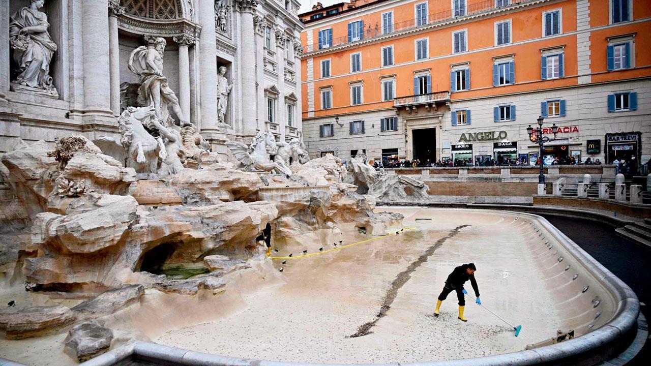 અહીં આવનાર દરેક સહેલાણી એક કે બે યુરોના સિક્કા અહીં શ્રદ્ધાથી નાખે છે 