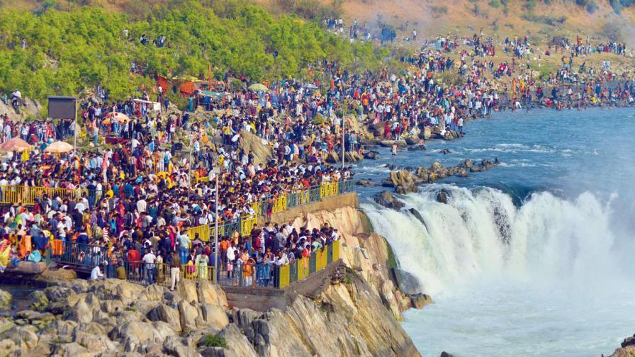 જબલપુરમાં જળના સાંનિધ્યમાં : મધ્ય પ્રદેશના જબલપુરમાં કડકડતી ઠંડી હોવા છતાં નવા વર્ષની પહેલી સવાર ભેડાઘાટના ધુઆંધાર વૉટરફૉલ સાથે માણવા માટે સેંકડો સહેલાણીઓ પહોંચી ગયા હતા. 