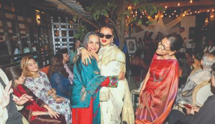 શબાના આઝમીને જોઈને પ્રેમથી ગળે વળગી પડી રેખા