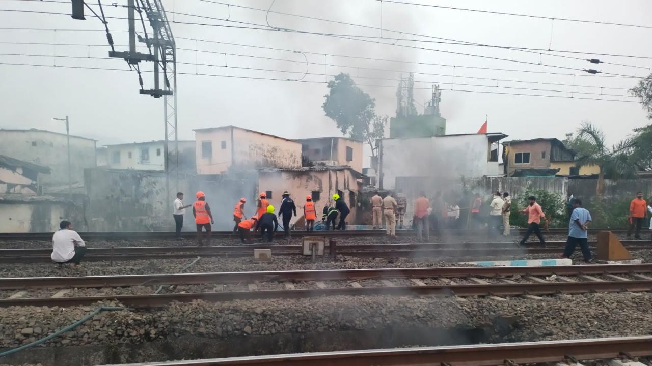 આગ લાગવાથી પરિસરમાં મોટા પ્રમાણમાં ધુમાડો ફેલાયો છે. (તસવીરો: રાજેન્દ્ર આકલેકર)