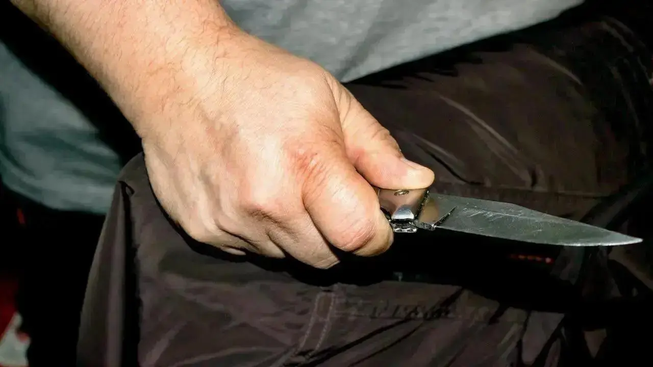 કાકીના પ્રેમમાં પડેલા ભત્રીજાએ કાકાનું ગળું ચીરી નાખ્યું