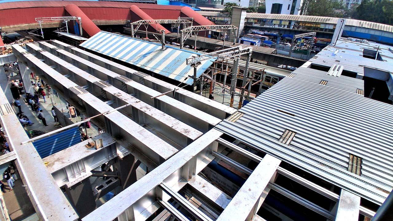 સાઉથ-એન્ડ તરફ તમામ ગર્ડર્સ મૂકવાની કામગીરી પૂરી થઈ ગઈ છે અને બ્રિજ પર ફ્લોરિંગનું કામ ચાલી રહ્યું છે. તસવીર : રાજેન્દ્ર બી. અકલેકર