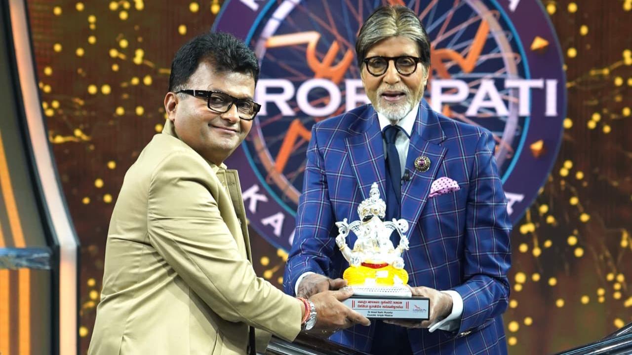 ડૉ. મુરારકાએ અમિતાભ બચ્ચનને એક સુંદર ગણપતિ મૂર્તિ ભેટમાં આપી