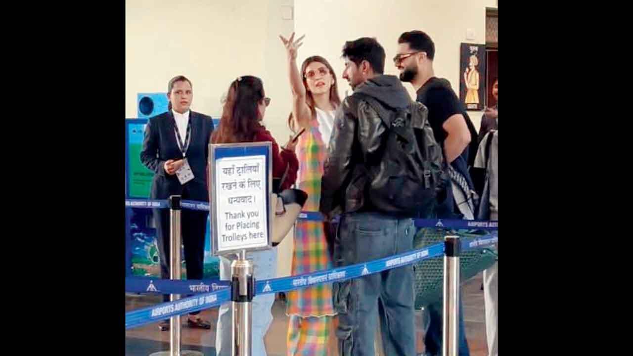 બૉયફ્રેન્ડ સાથે તેનો વિડિયો લેતા ફોટોગ્રાફર પર ભડકી ક્રિતી સૅનન