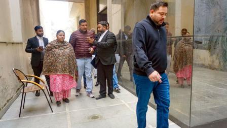 કોર્ટની બહારનો નઝારો