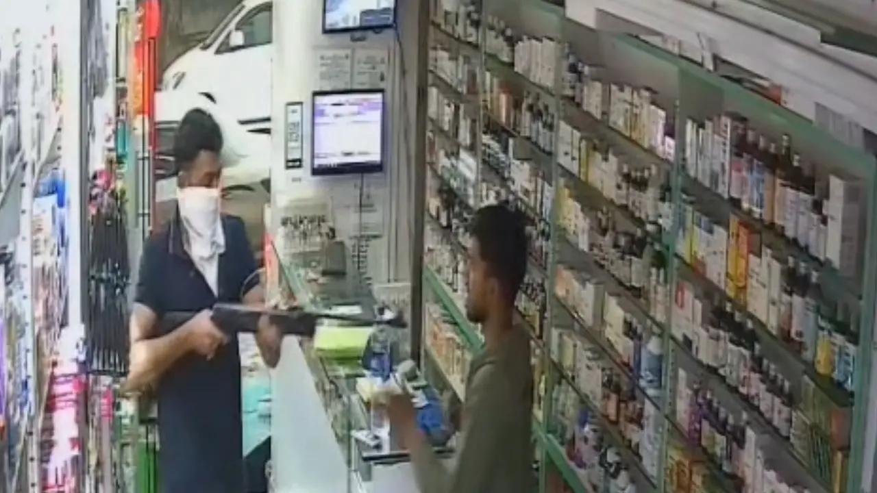 આ સમગ્ર ઘટના કૅમિસ્ટમાં લગાવેલા સીસીટીવીમાં કેદ થઈ ગઈ હતી. (તસવીર: મિડ-ડે)