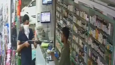 આ સમગ્ર ઘટના કૅમિસ્ટમાં લગાવેલા સીસીટીવીમાં કેદ થઈ ગઈ હતી. (તસવીર: મિડ-ડે)