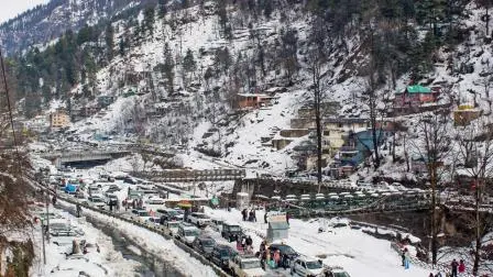 મનાલીમાં વાહનો અટવાઈ પડ્યાં હોવાથી પગપાળા જતા ટૂરિસ્ટો.