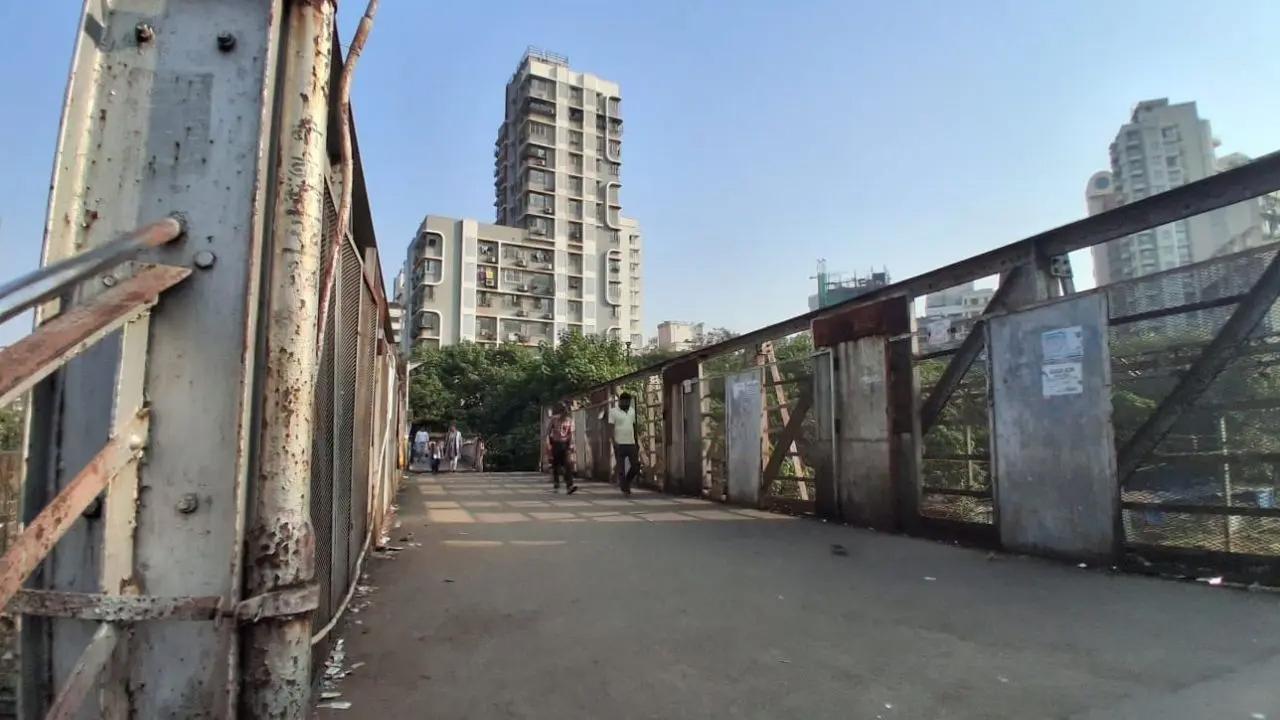 સ્કૂલનાં બાળકો અને વરિષ્ઠ નાગરિકો દ્વારા રોજિંદા પ્રવાસ માટે વપરાતા, આ જૂના બ્રિજના હવે દાદરા, રેલિંગ, ફ્લોરિંગ બધુ જ ક્ષતિગ્રસ્ત થઈ ગયું છે, જેના કારણે તે હવે જોખમી બની ગયો છે. (તસવીરો: રાજેન્દ્ર આકલેકર)